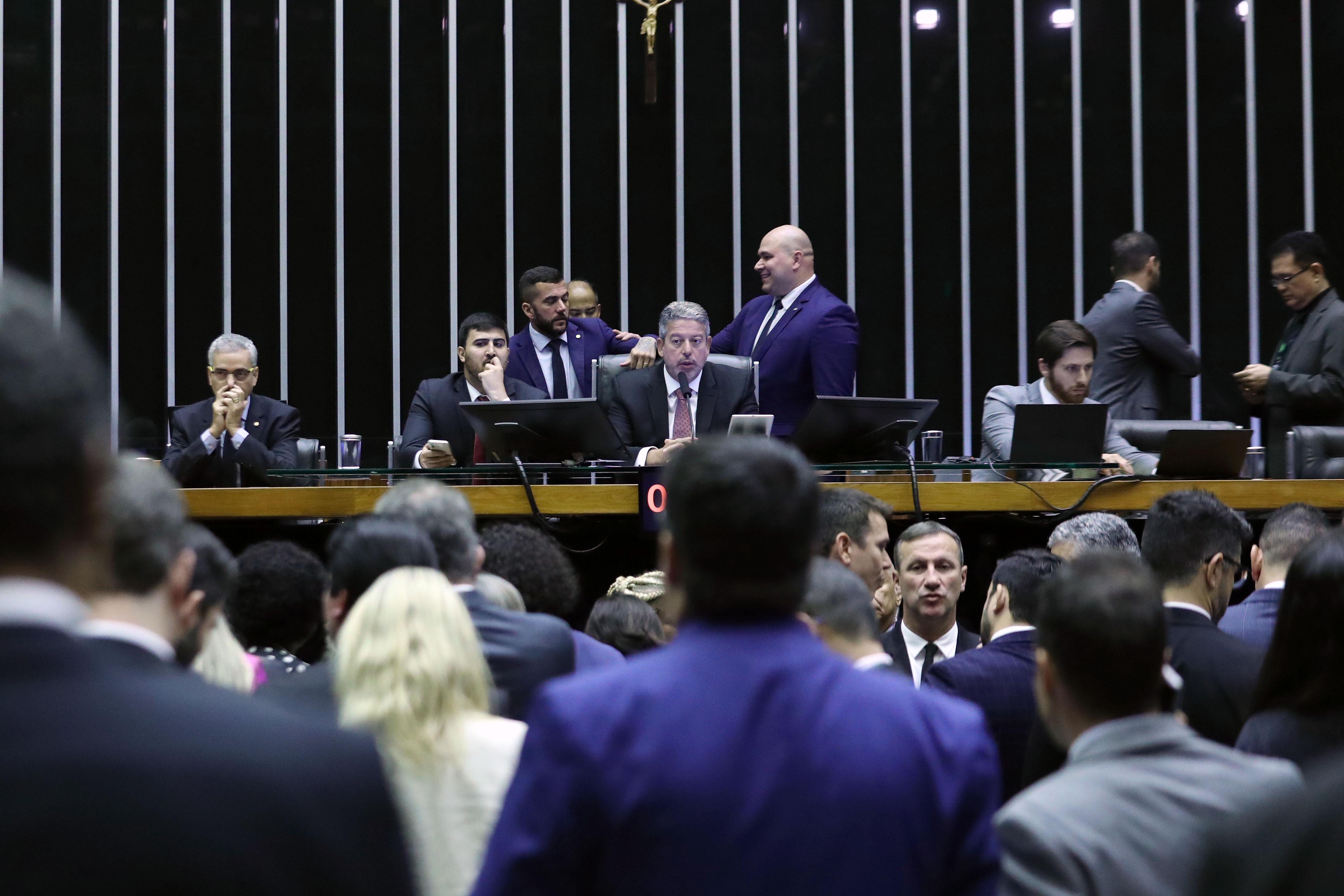 Ap&oacute;s aprova&ccedil;&atilde;o da MP dos Minist&eacute;rios na C&acirc;mara, Lira disse que governo "ter&aacute; de andar com as pr&oacute;prias pernas"