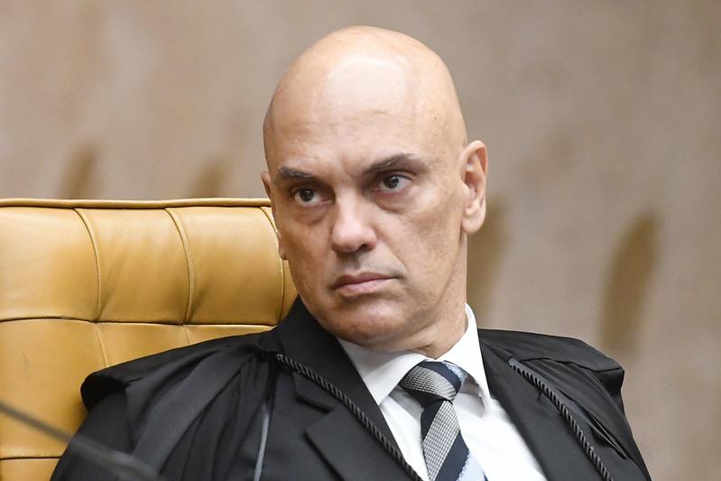 Moraes retira sigilo de mensagens encontradas em celular de Mauro Cid