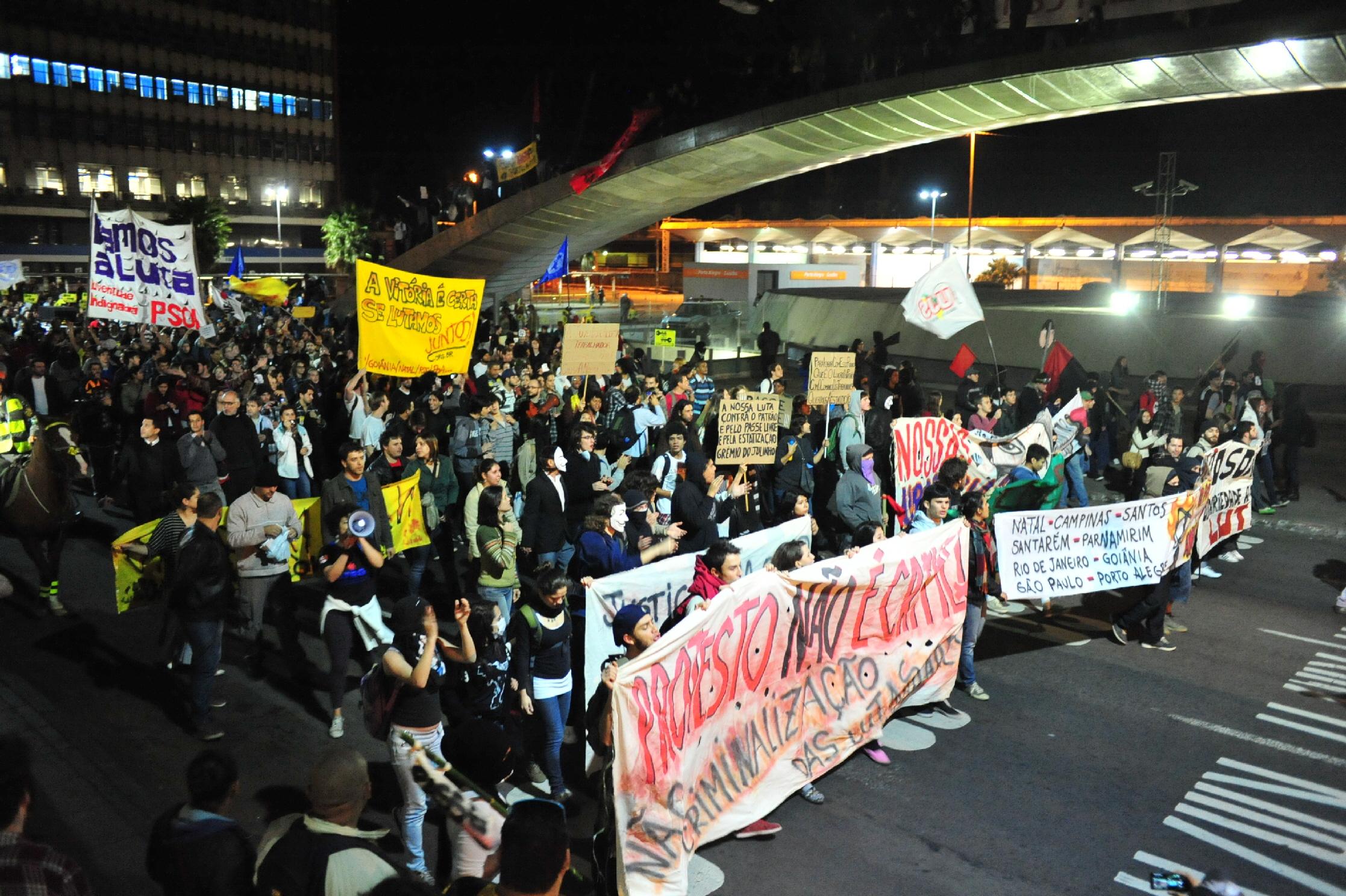 Manidesta&ccedil;&otilde;es iniciaram em Porto Alegre com reivindica&ccedil;&otilde;es sobre tarifa do transporte p&uacute;blico e nacionalizaram