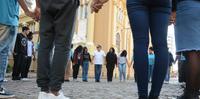 Marcos Frota interagiu com grupo de  jovens que estava na Praça da Alfândega