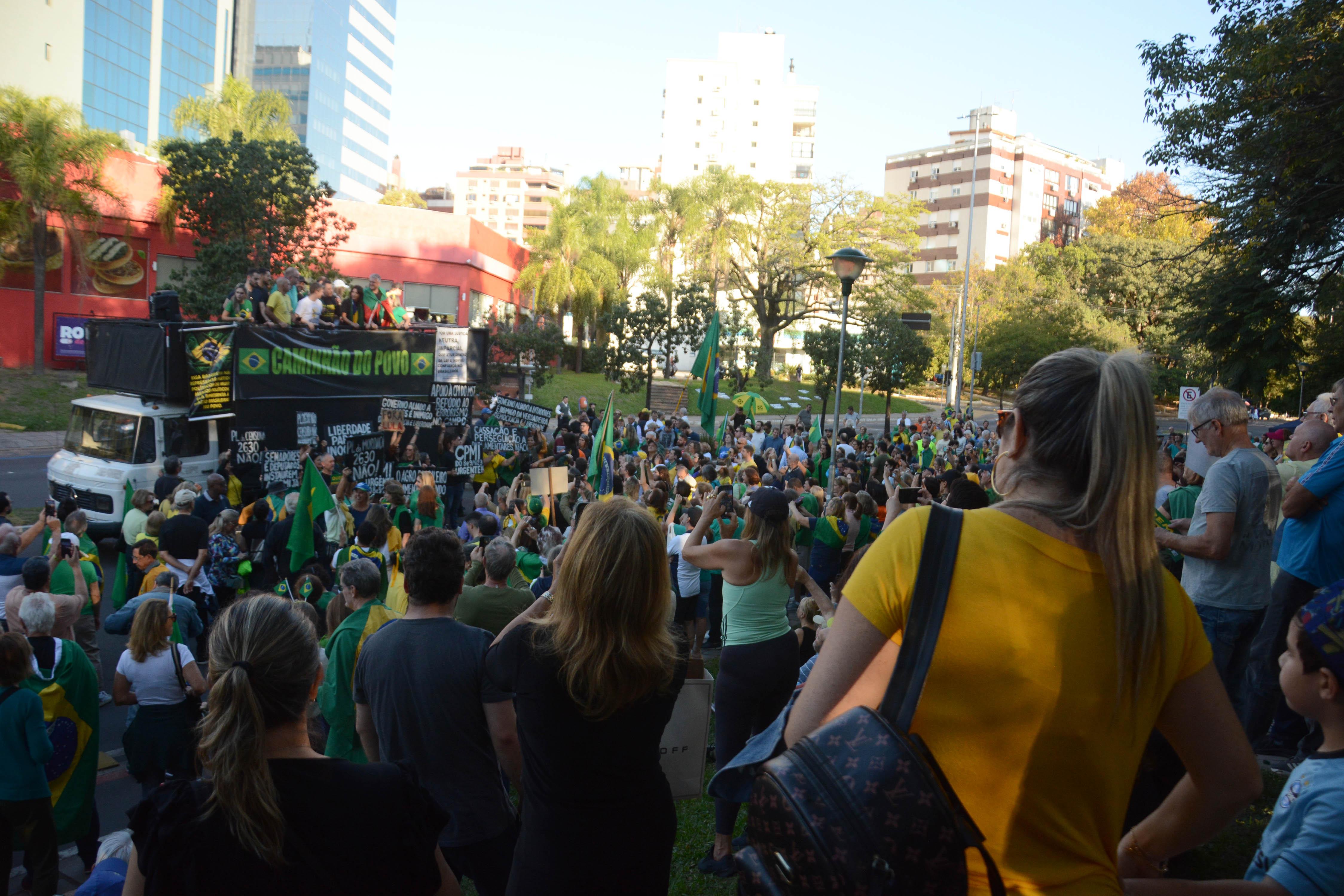 Em Porto Alegre, manifestantes protestaram ainda contra governo federal e STF