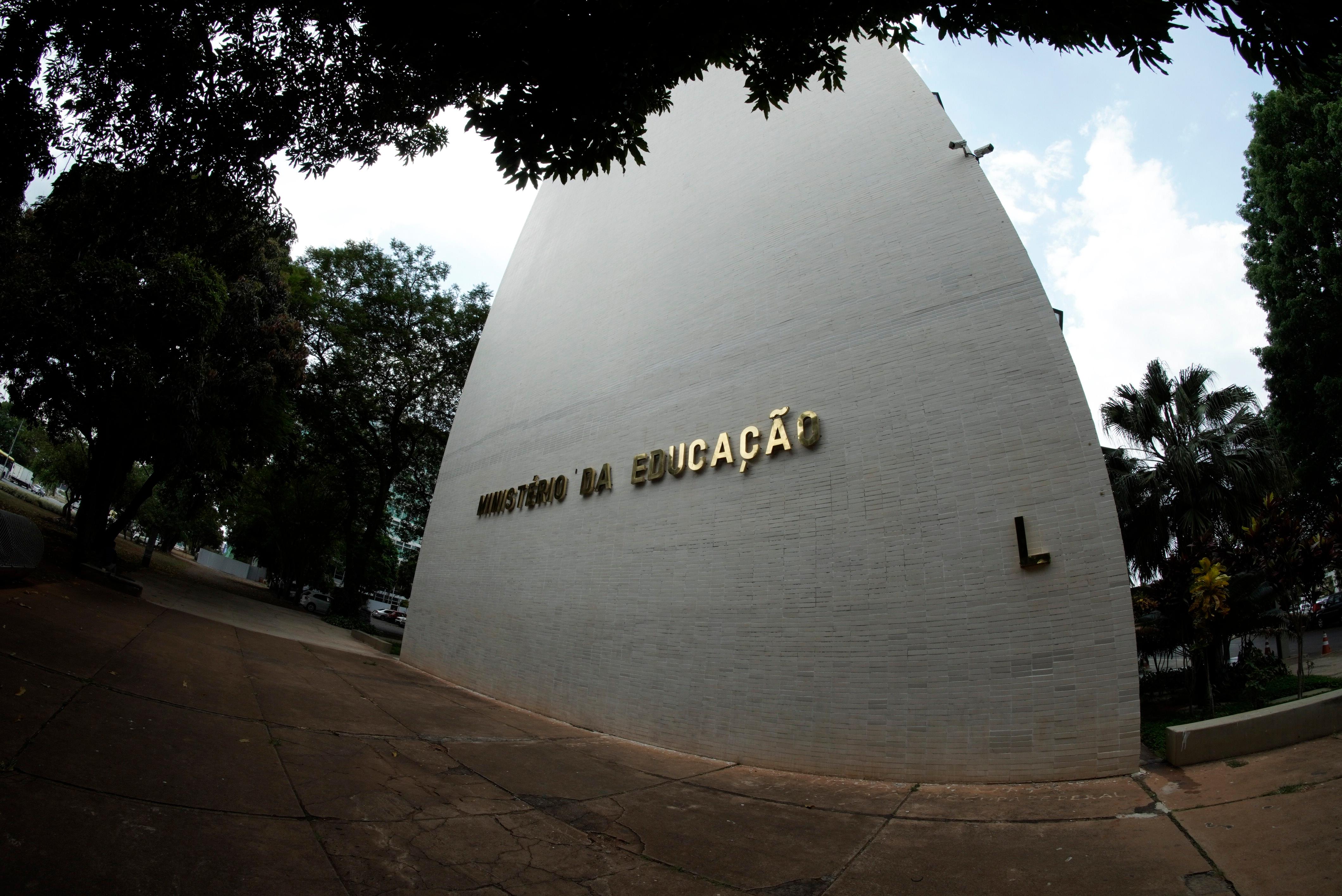 Governo exonera funcion&aacute;rio do MEC