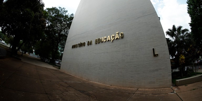 Governo exonera funcionário do MEC Governo exonera funcionário do MEC