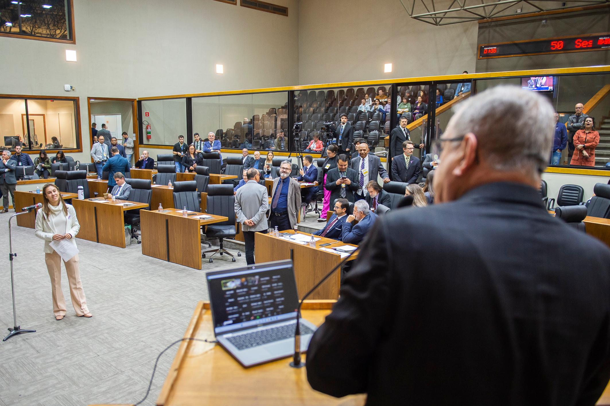 Mari Pimentel e Idenir Cecchim (na tribuna) apresentaram propostas de CPIs