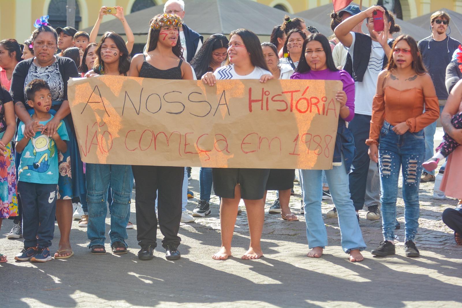 Ind&iacute;genas protestam em Porto Alegre 