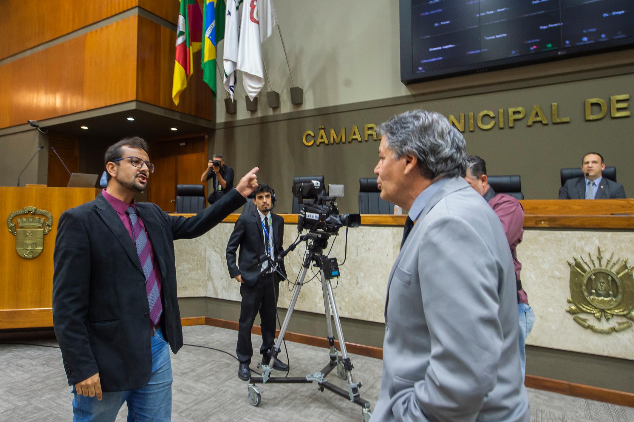 Vereadores Jonas Reis (PT) e Cassi&aacute; Carpes (PP) discutem durante sess&atilde;o plen&aacute;ria