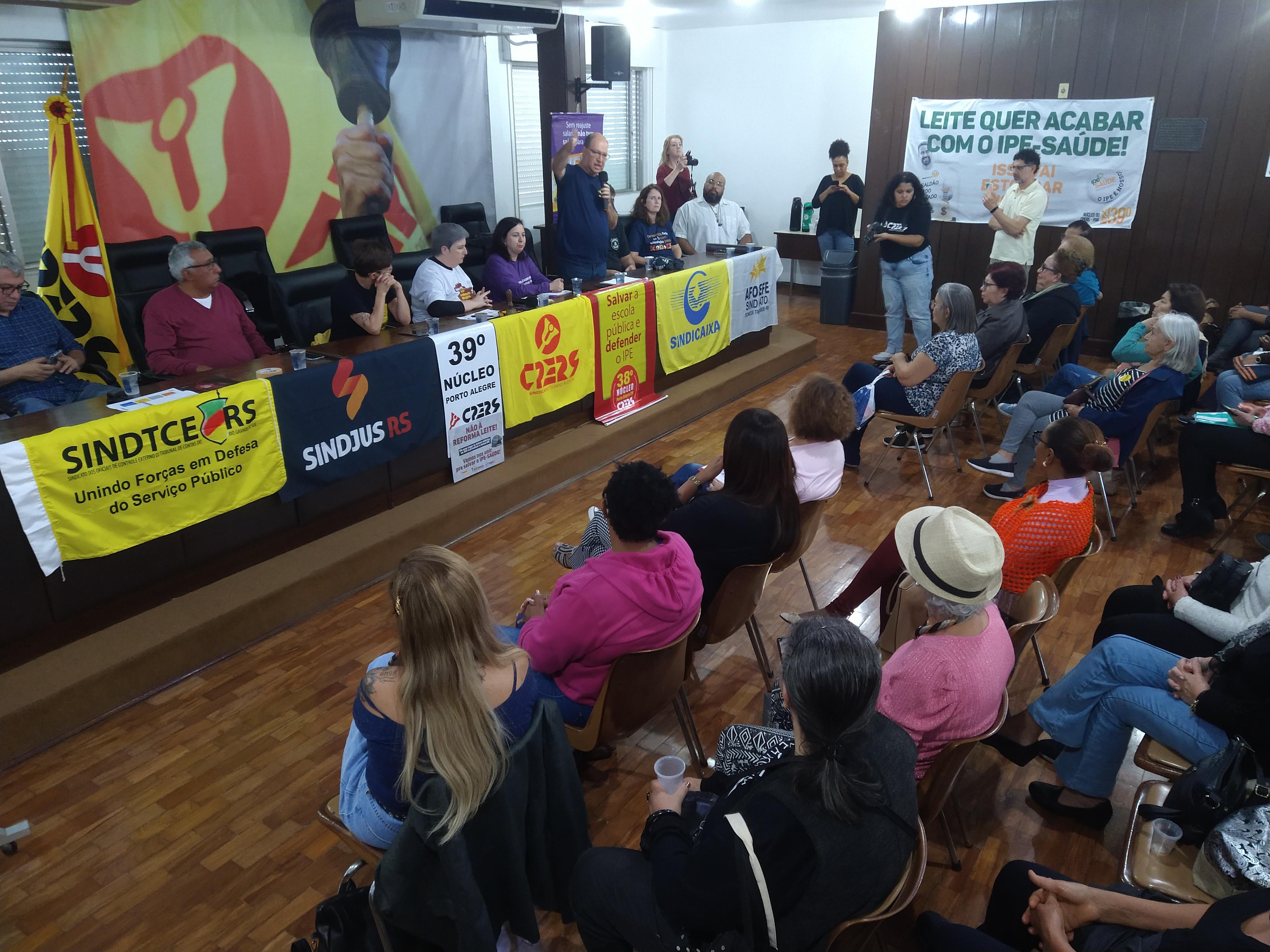 Integrantes de pelo menos dez dos 22 sindicatos que comp&otilde;es &agrave; FSP estiveram na sede do CPERS, em Porto Alegre