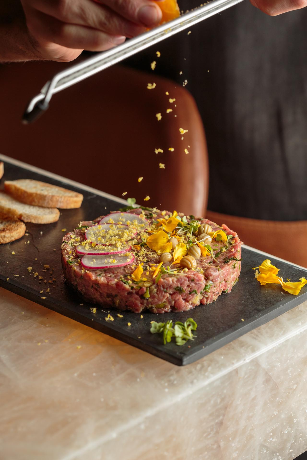 Entre as sugest&otilde;es de entrada do restaurante Fogo est&aacute; o Tartare