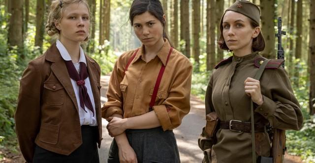 Tr&ecirc;s mulheres que s&atilde;o obrigadas a se unirem para tentar sobreviver aos horrores da guerra