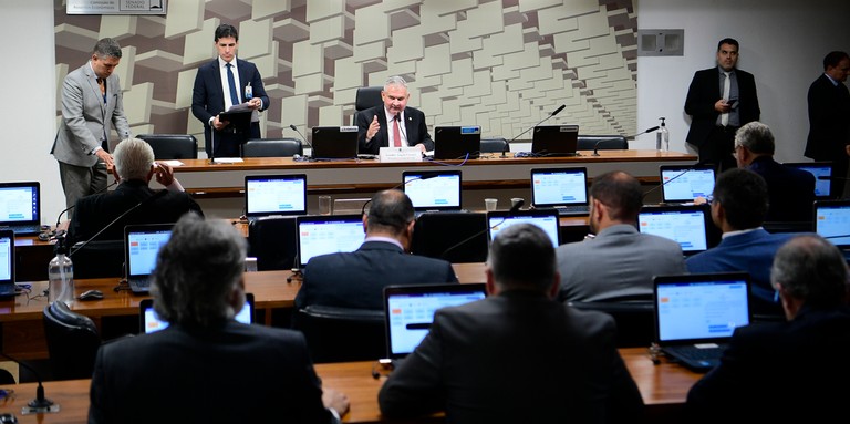 Senadores debatem desoneração da folha de pagamento Senadores debatem desoneração da folha de pagamento