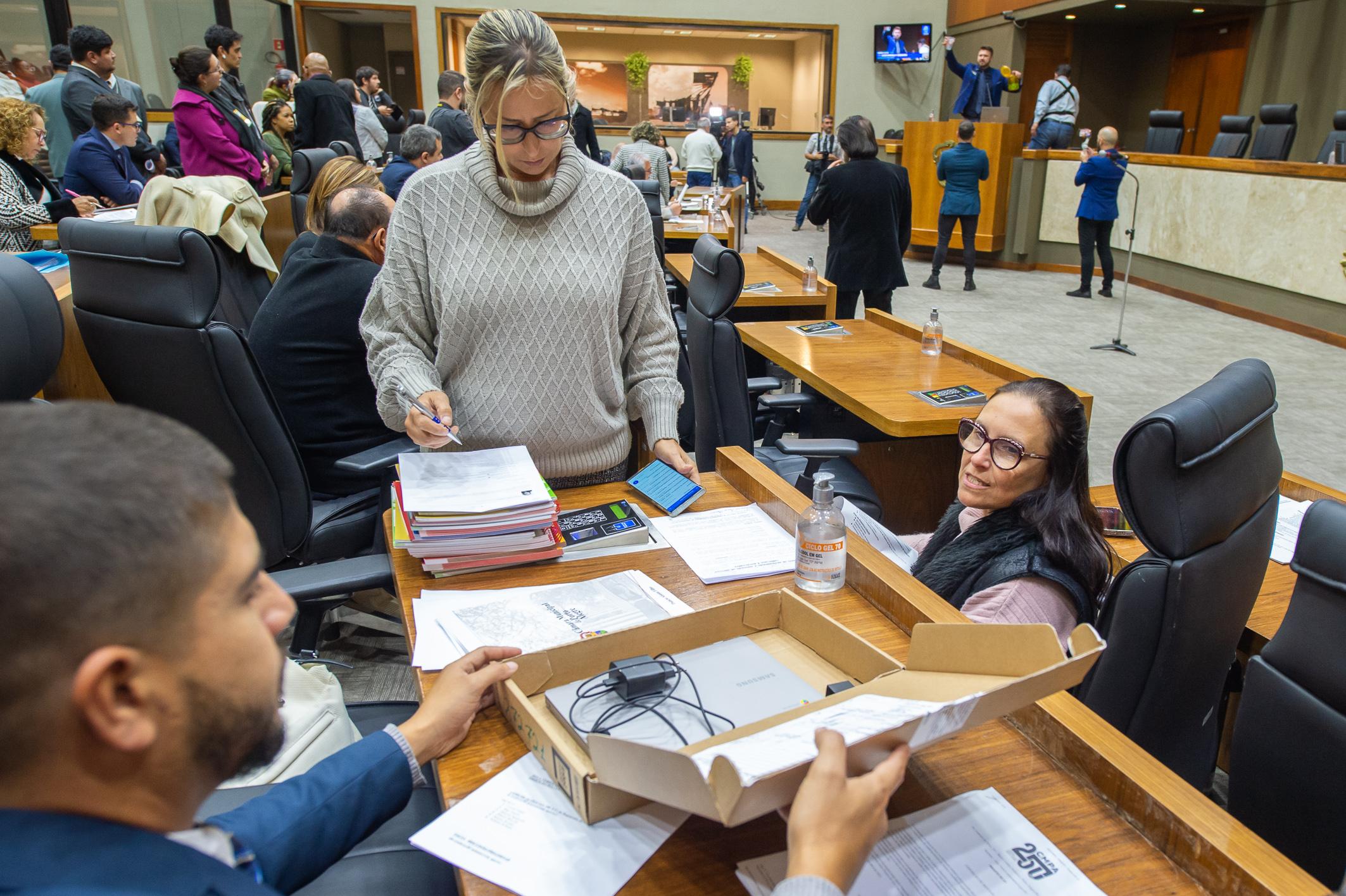 Computadores e livros, objetos das investiga&ccedil;&otilde;es, foram mostrados pelos vereadores na sess&atilde;o de hoje