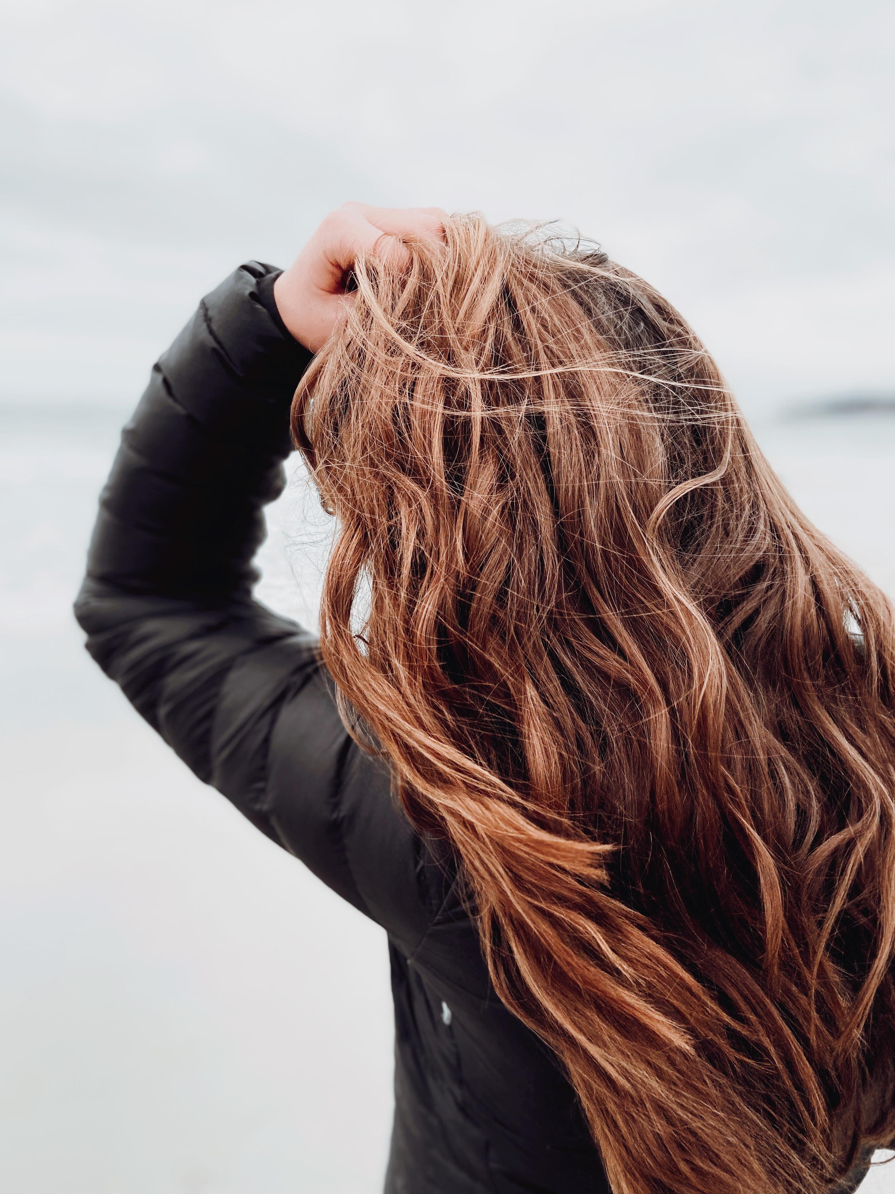 O vento e o frio podem deixar as mechas ainda mais ressecadas, opacas e com frizz
