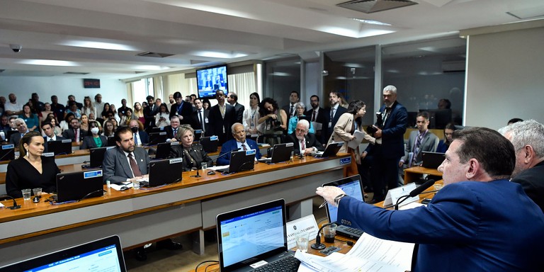 Projeto foi aprovado por 14 votos favoráveis e 3 contra Projeto foi aprovado por 14 votos favoráveis e 3 contra