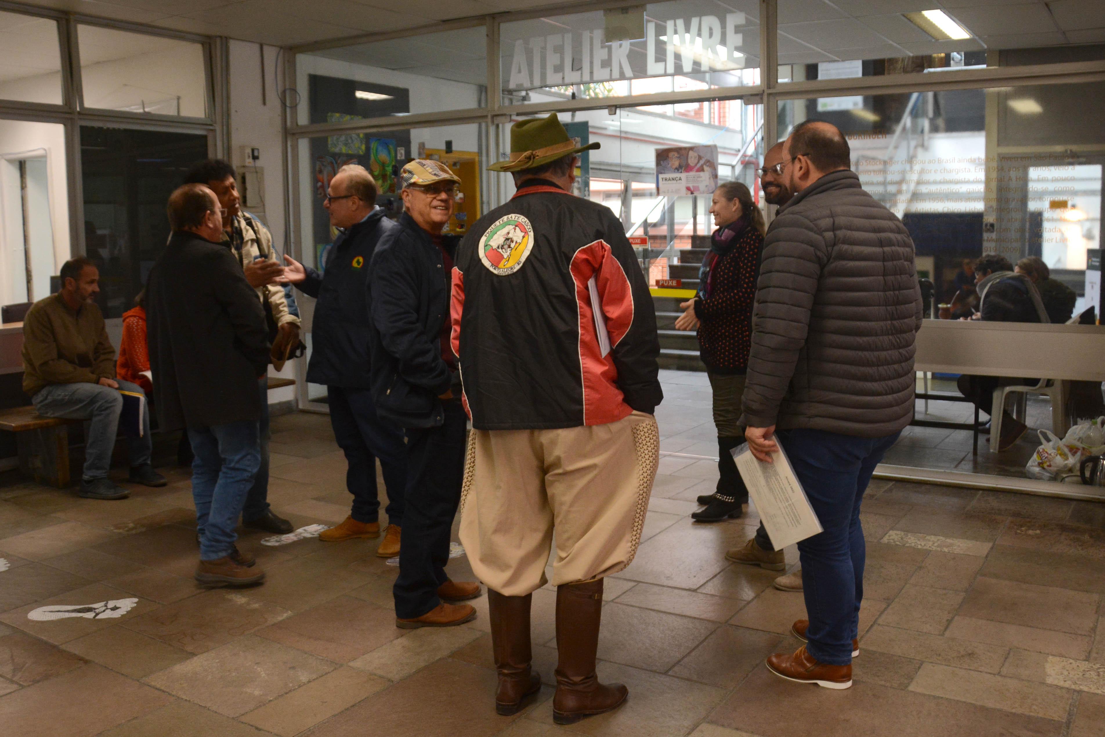 Representantes de piquetes se reuniram no Centro Municipal de Cultura para inscri&ccedil;&atilde;o no Acampamento Farroupilha.