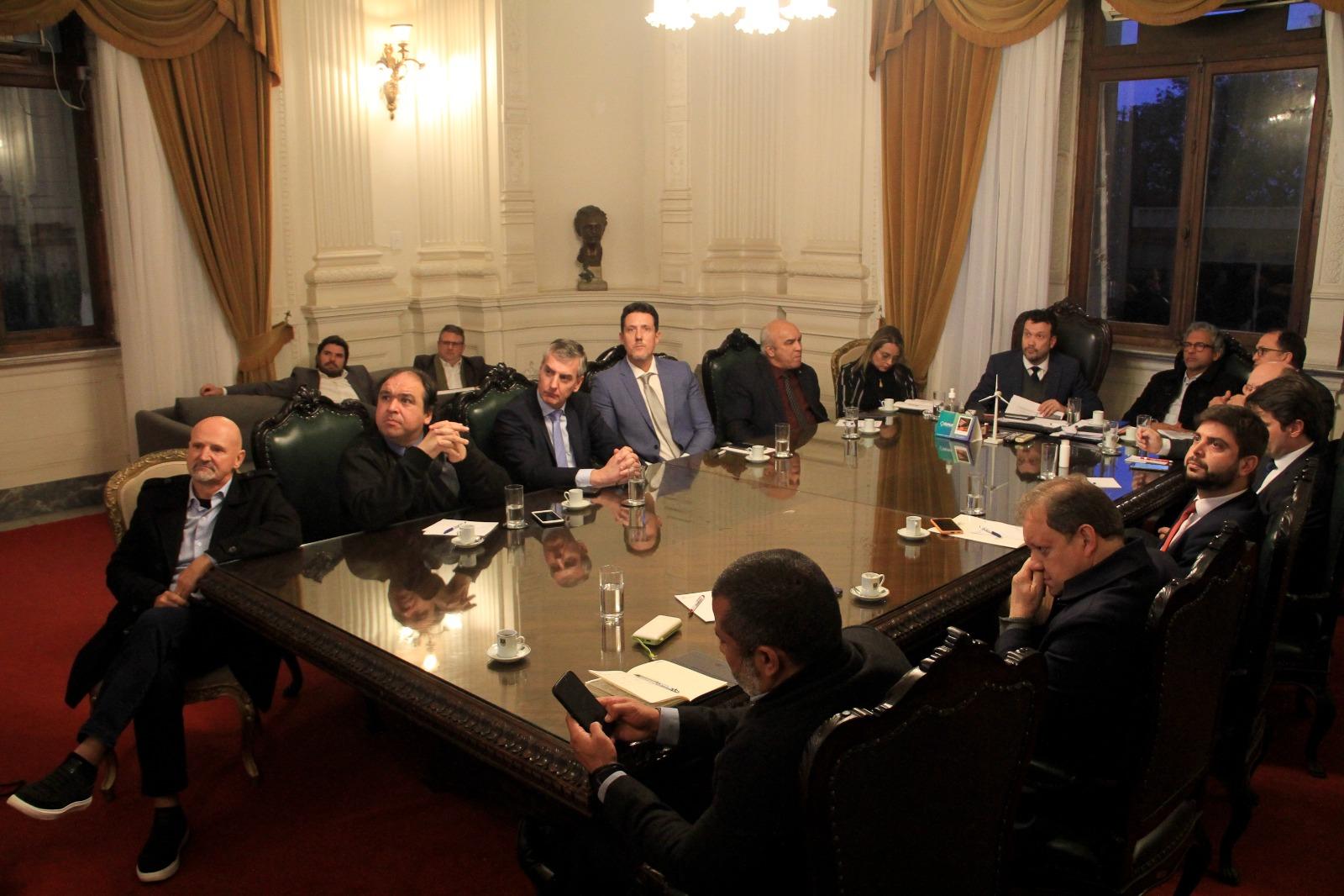 Chefe da Casa Civil, Artur Lemos, e l&iacute;deres de bancadas discutiram projeto do IPE Sa&uacute;de