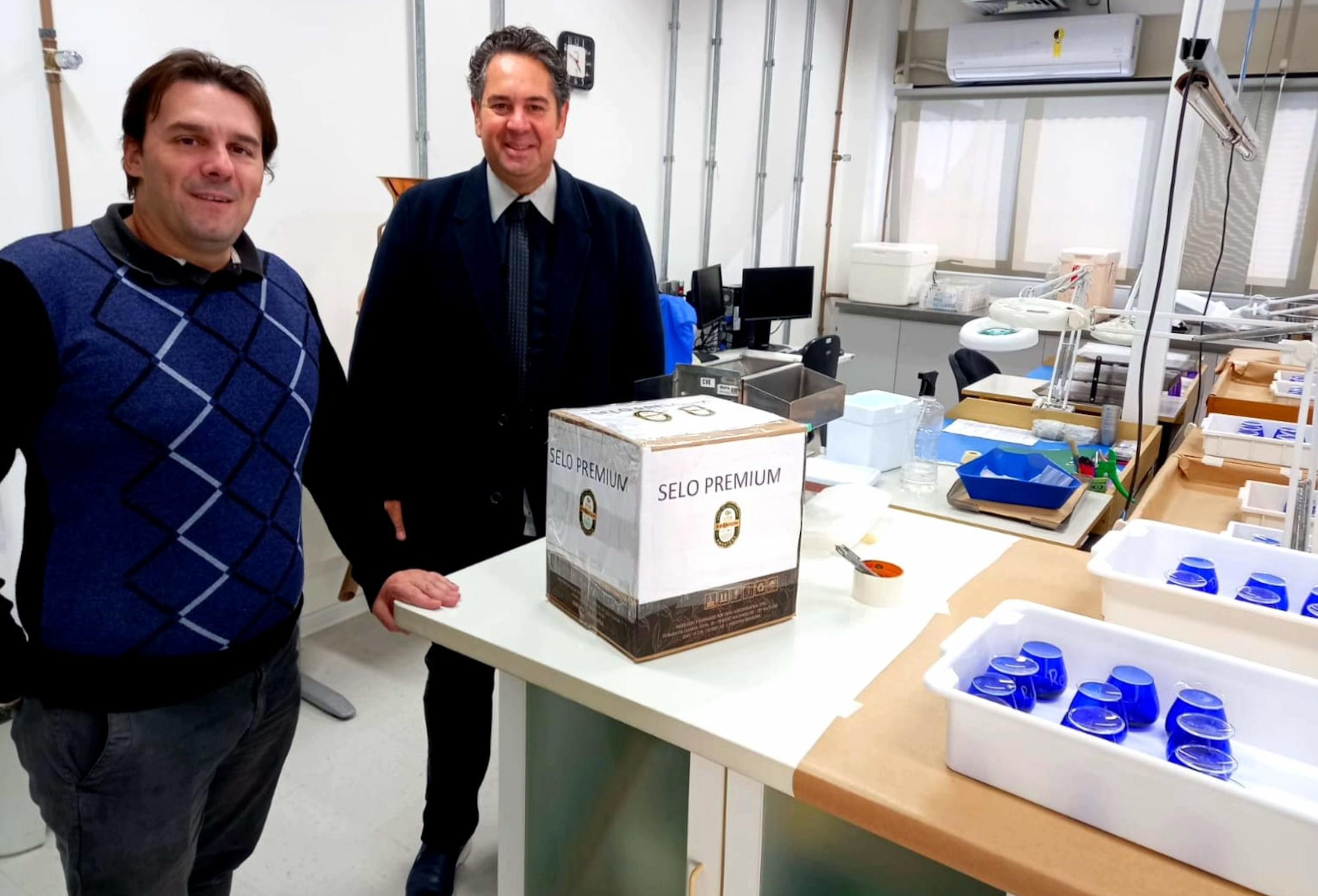 Jonathan Silva, da Sict, e o presidente do Ibraoliva, Renato Fernandes, na entrega das amostras ao Laborat&oacute;rio Federal de Defesa Agropecu&aacute;ria (LFDA-RS)