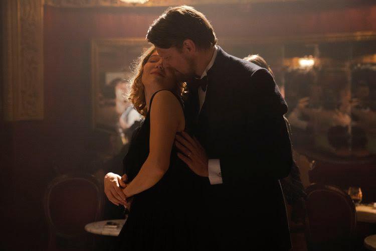 Jacob St&ouml;rr (Gijs Naber), um capit&atilde;o da Marinha, suspeita de infidelidade de sua mulher Lizzy (L&eacute;a Seydoux)