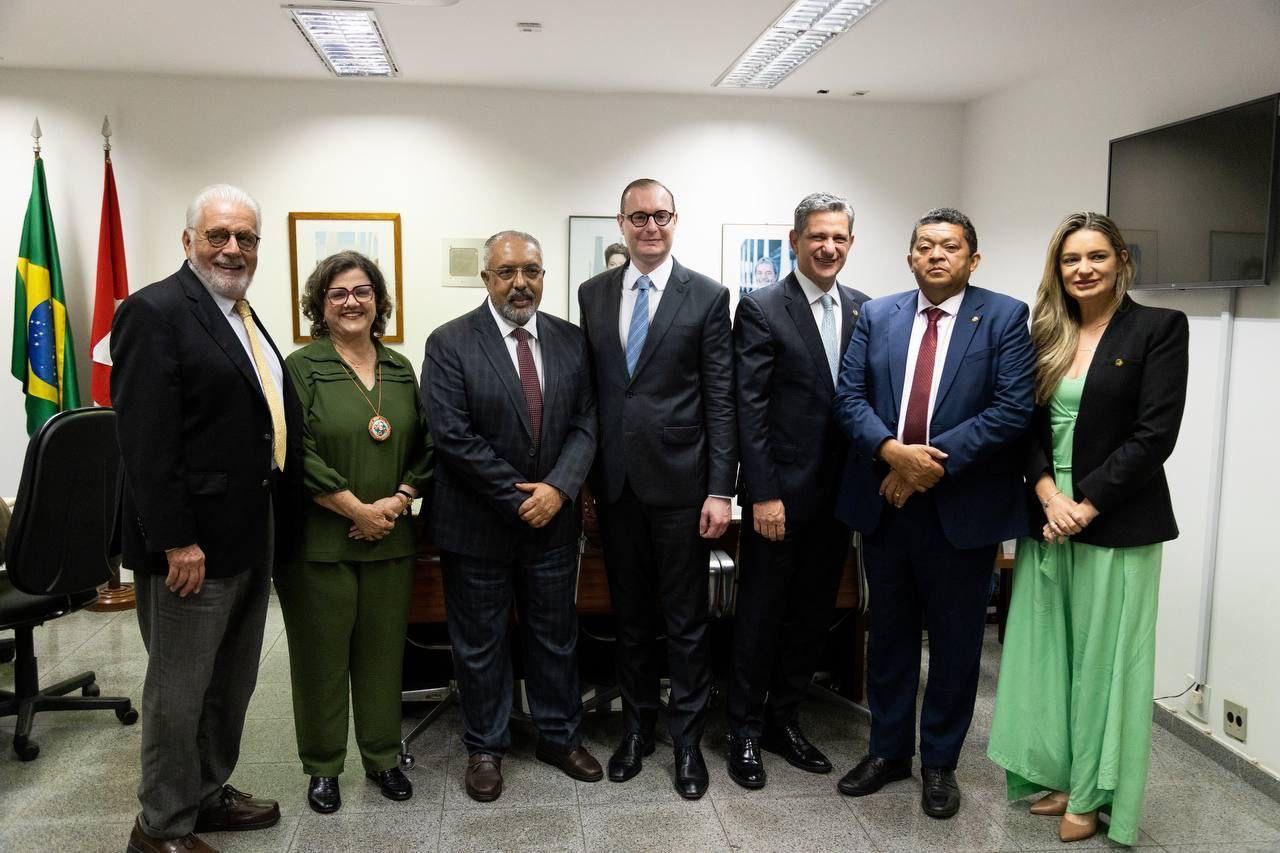 Em busca de aprova&ccedil;&atilde;o para o STF, Zanin se encontra com senadores do PT, MDB, PP e PL