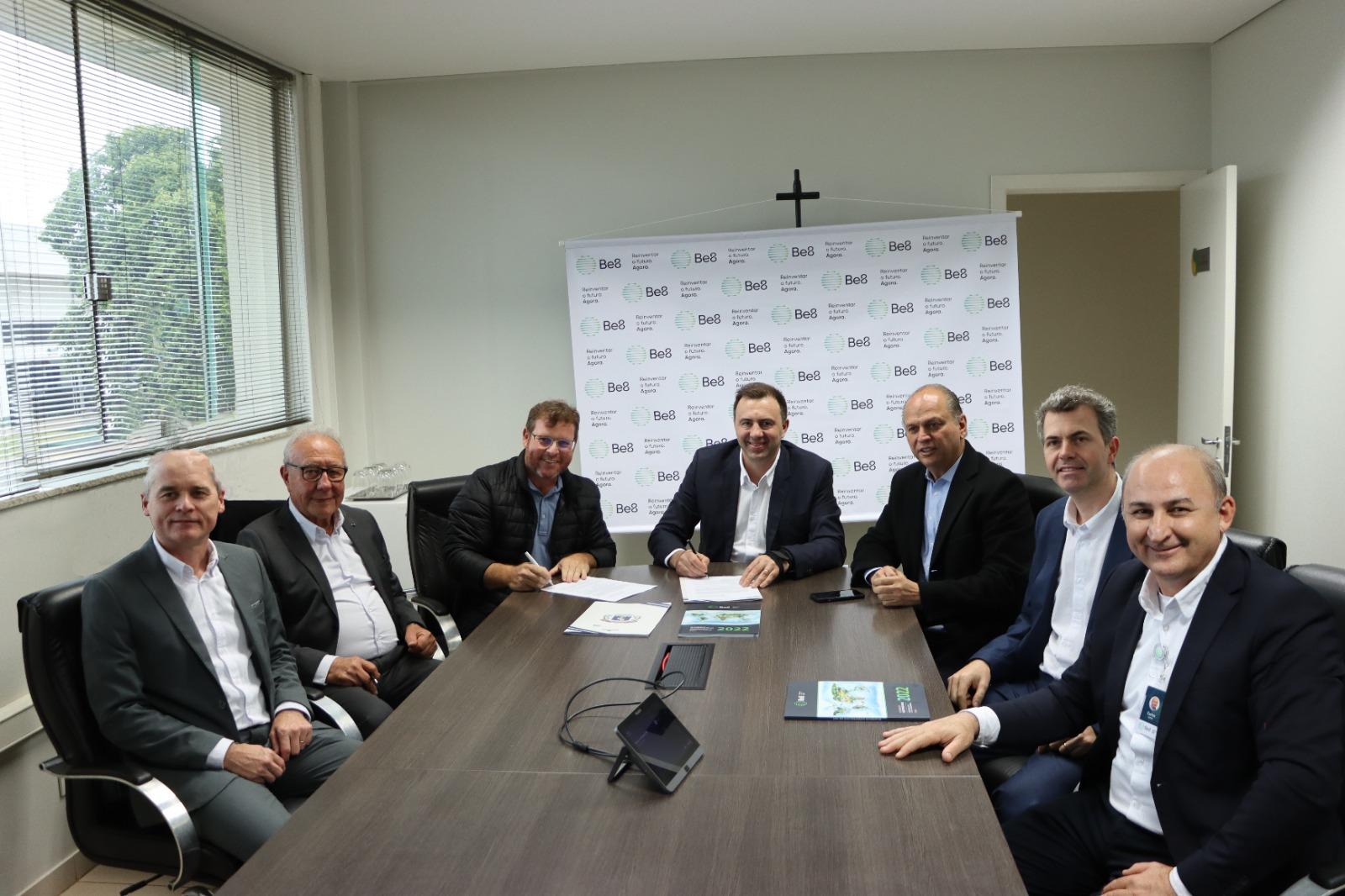 Presidente Be8, Erasmo Carlos Battistella (centro da foto), assinou protocolo de inten&ccedil;&otilde;es com prefeito de Marialva, Victor Martini (&agrave; esquerda), e secret&aacute;rio da Ind&uacute;stria do Paran&aacute;, Ricardo Barros (&agrave; direita), prestigiado pelo presidente do Conselho da Be8, Francisco Turra, e diretores da empresa