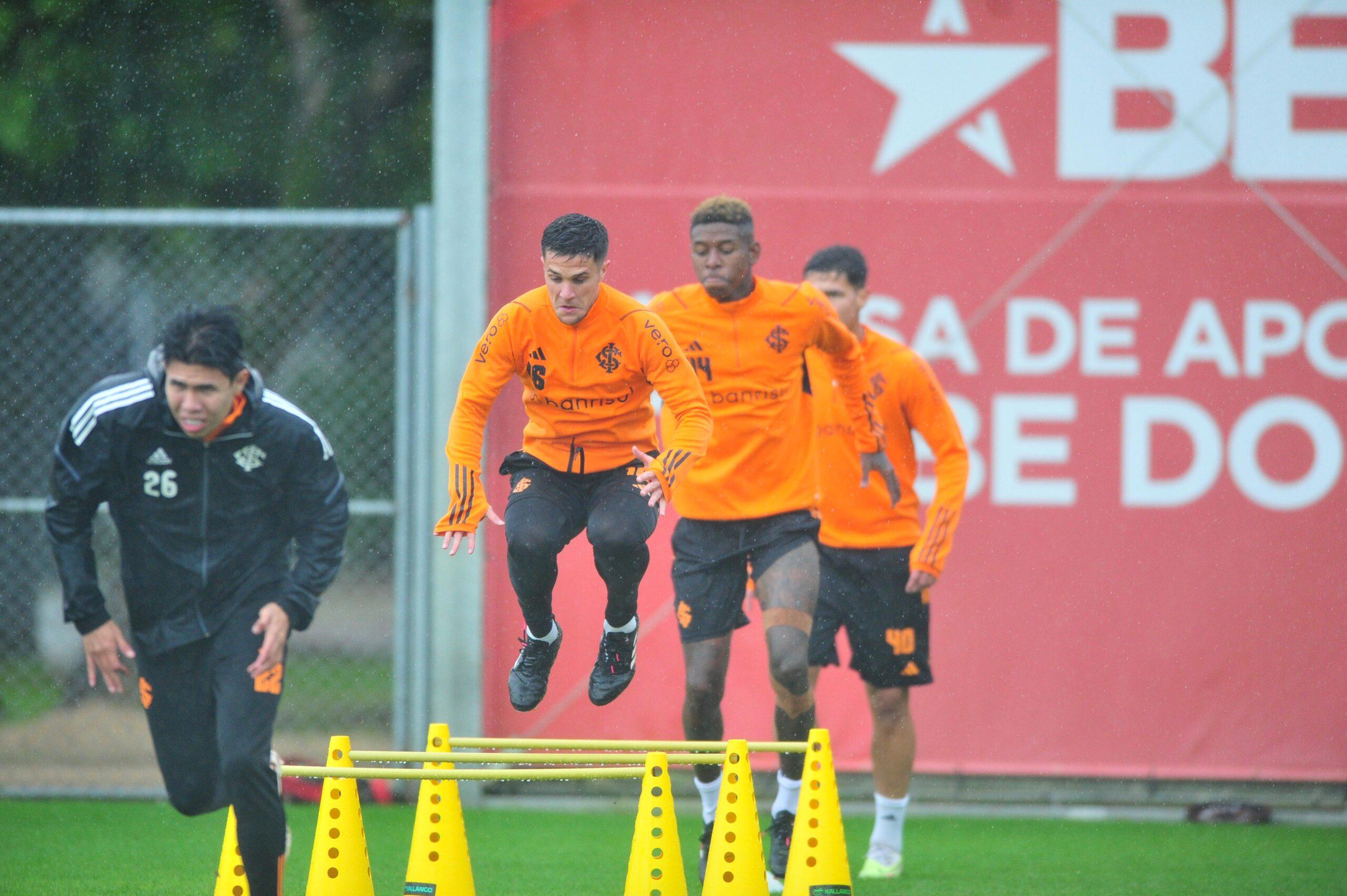 Jogadores tiveram que lidar com o frio e com a chuva durante o treino 