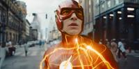 The Flash volta no tempo para tentar evitar a morte da mãe e desencadeia eventos trágicos