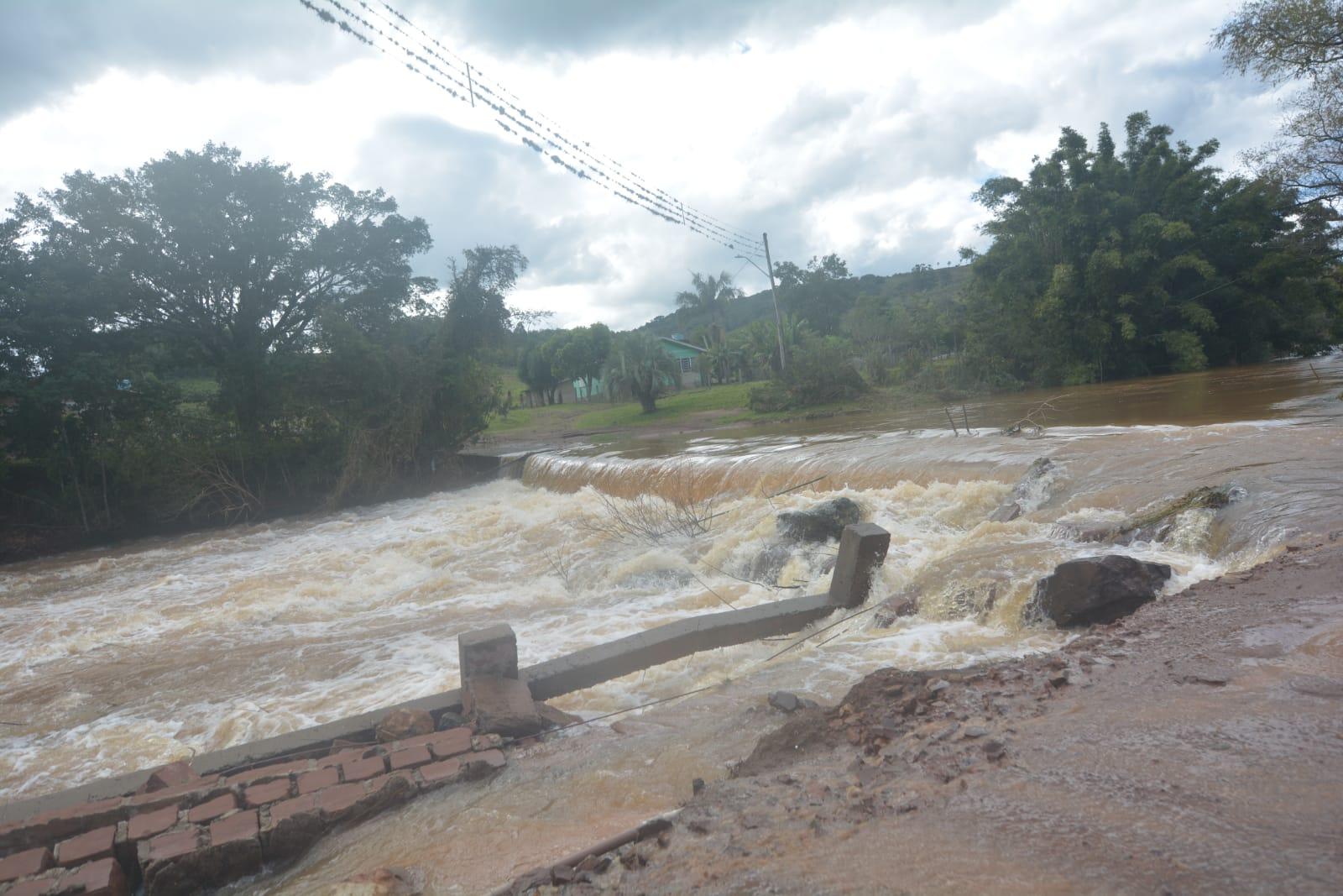 &Acirc;ngela, que teve sua casa destru&iacute;da, &eacute; consolada por uma amiga 