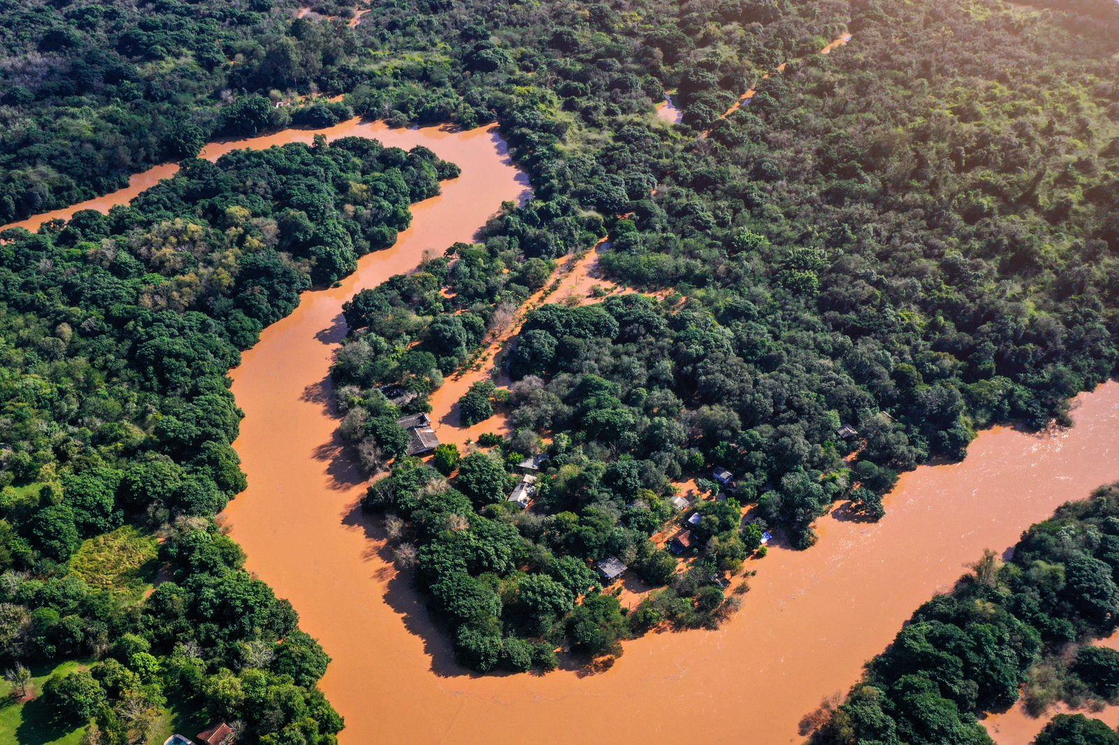 Rio dos Sinos segue subindo 2 cent&iacute;metros por hora
