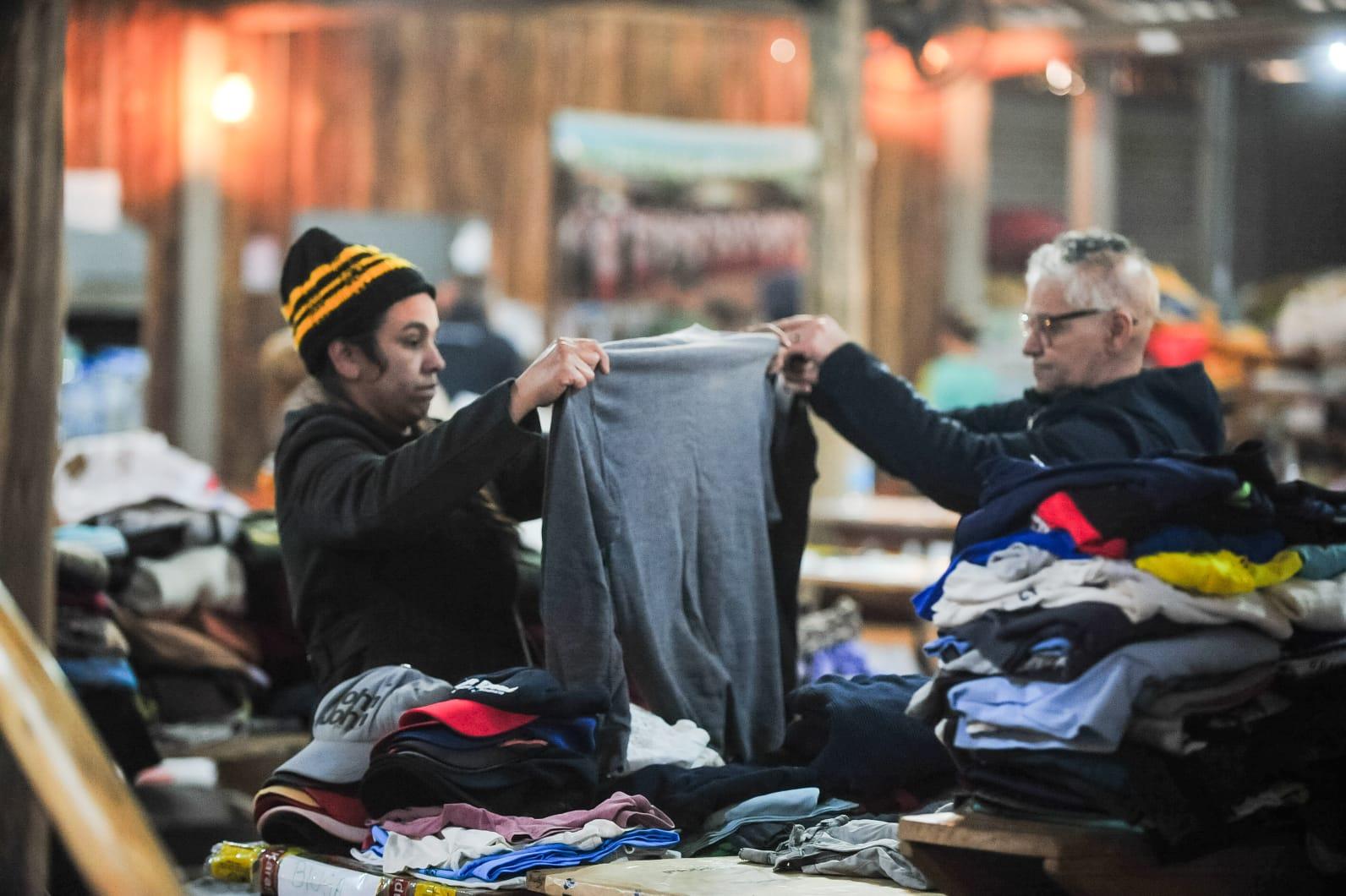 Entrega de roupas tamb&eacute;m fazem parte das a&ccedil;&otilde;es no munic&iacute;pio 