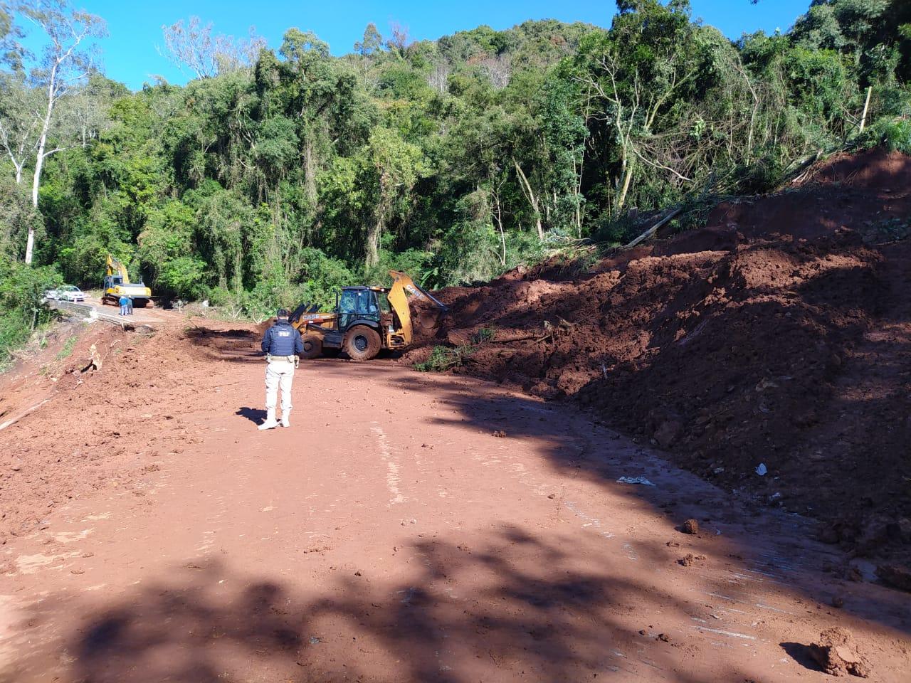 RS tem ao menos 12 trechos de estradas bloqueadas por conta do temporal 