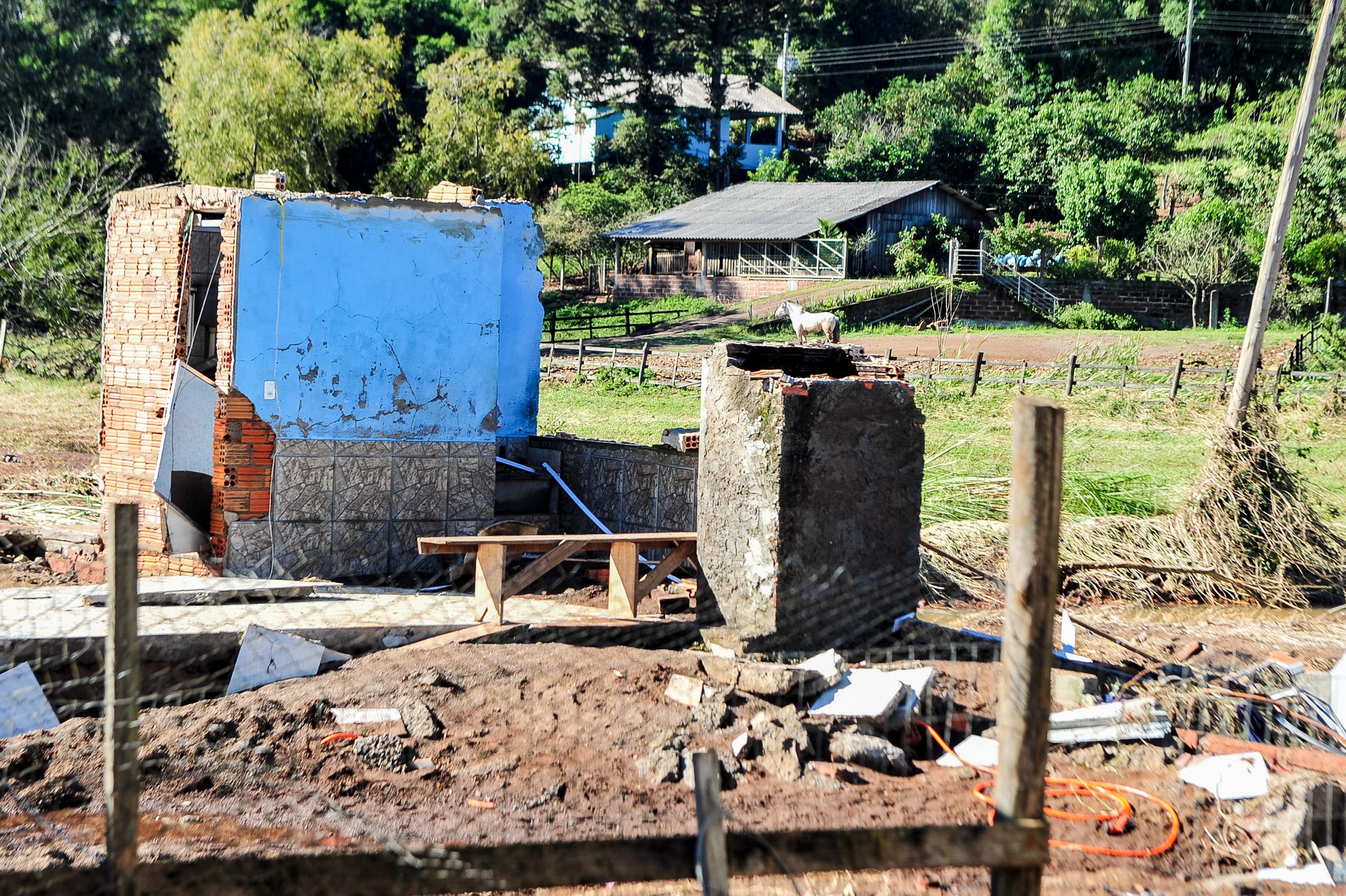 Defesa Civil condena "turismo do desastre" em Cara&aacute;: "Pessoas est&atilde;o vindo e tirando fotos"