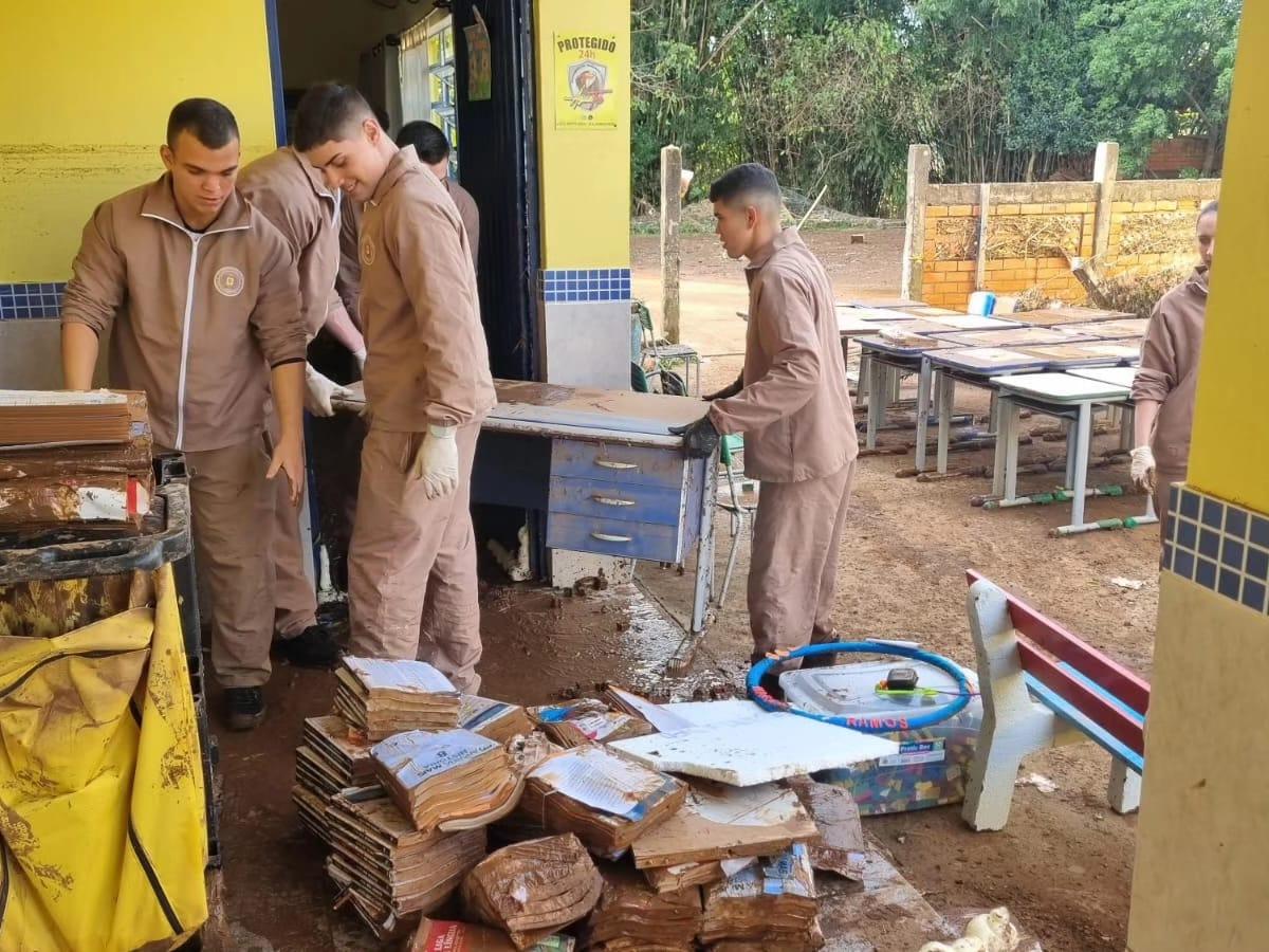 Brigada Militar ajuda na limpeza de escola na cidade de Cara&aacute;