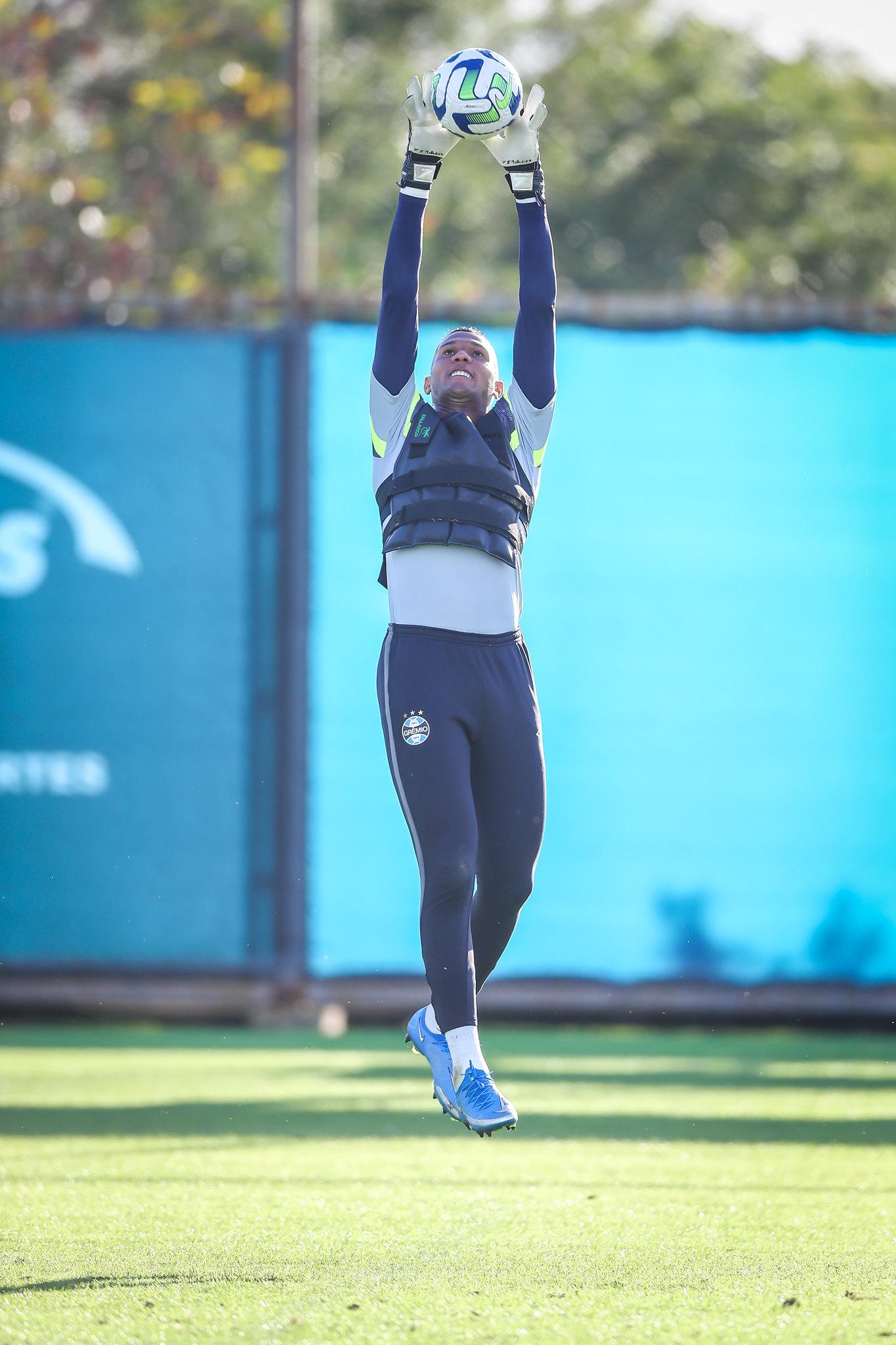 Goleiro reserva sentiu problema na parte final da atividade 