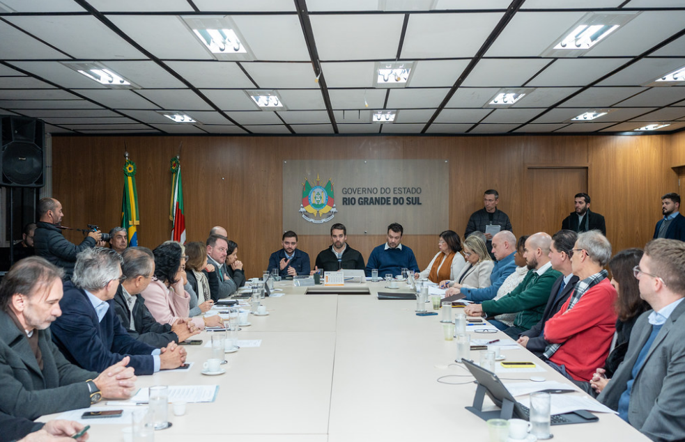 Durante a reuni&atilde;o foi determinada a cria&ccedil;&atilde;o de um grupo de trabalho envolvendo a Procuradoria-Geral do Estado e as secretarias de Planejamento, Governan&ccedil;a e Gest&atilde;o, da Fazenda e de Assist&ecirc;ncia Social.