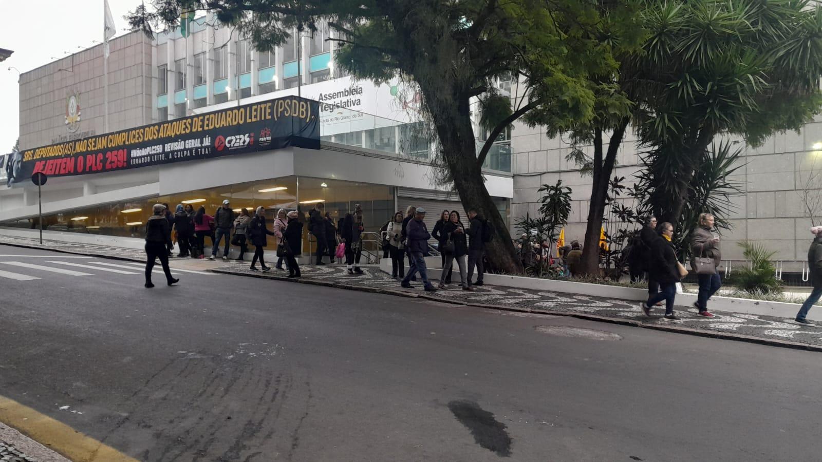 Protesto de servidores bloqueia entrada da Assembleia antes de vota&ccedil;&atilde;o 
