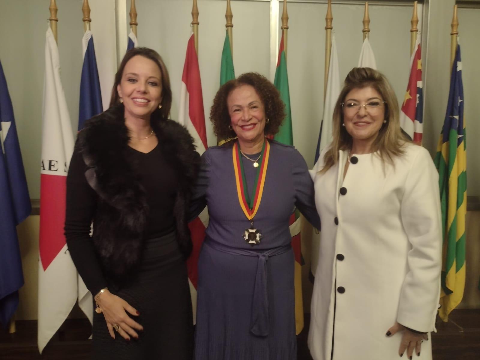 Iris Helena Medeiros Nogueira (ao centro) foi a homenageada pela Assembleia Legislativa