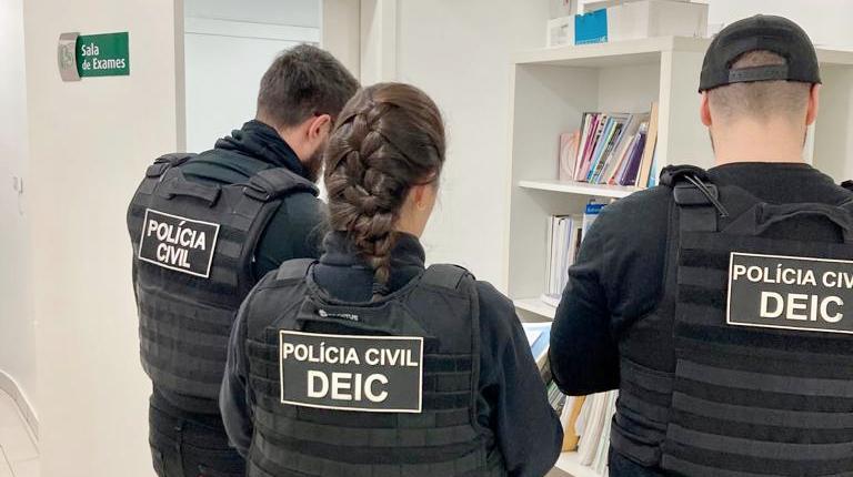 Houve cumprimento de seis mandados de busca e apreens&atilde;o e de duas suspens&otilde;es da atividade profissional