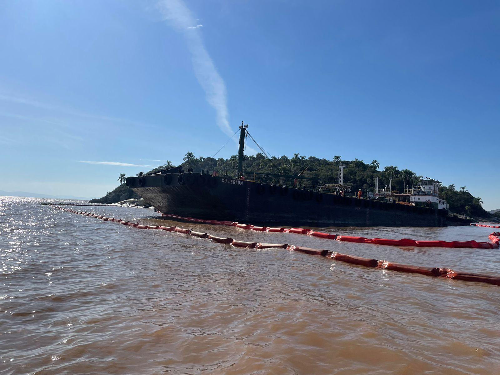 Barca&ccedil;a est&aacute; cercada por barreiras como medida de seguran&ccedil;a