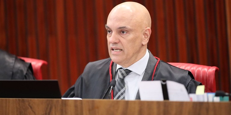 TSE suspende julgamento sobre inelegibilidade de Bolsonaro; sessão será retomada na próxima terça TSE suspende julgamento sobre inelegibilidade de Bolsonaro; sessão será retomada na próxima terça
