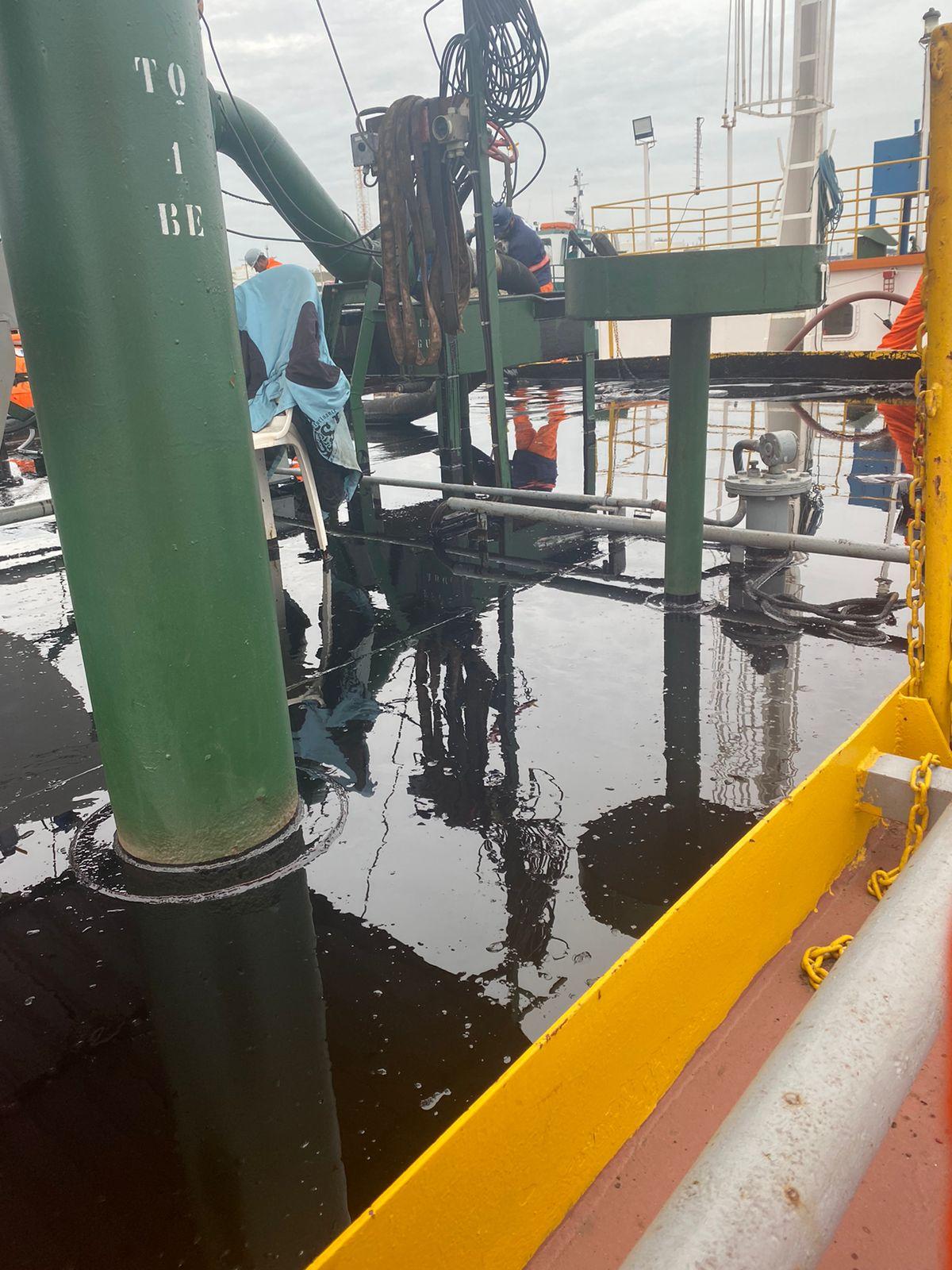 Derramamento de &oacute;leo &eacute; fiscalizado 