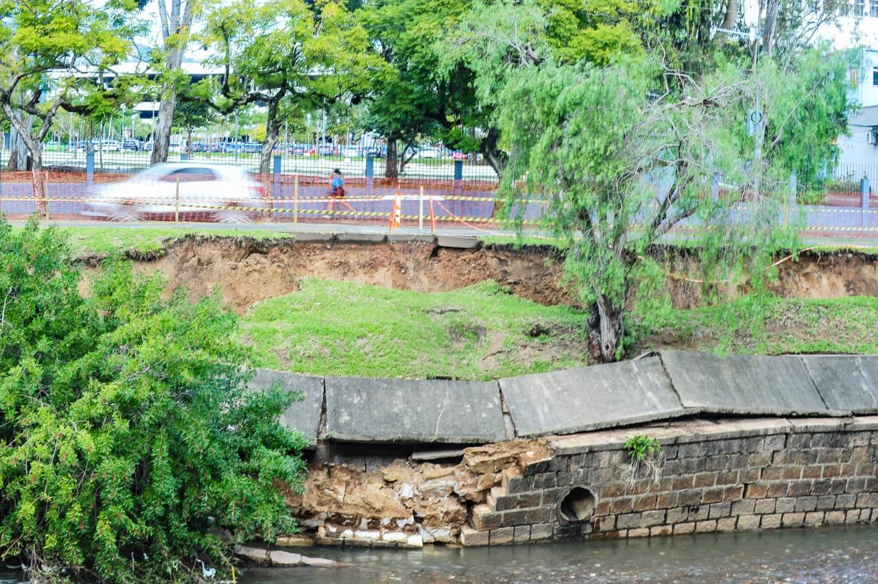 Estrutura cedeu por conta do temporal que atingiu Porto Alegre