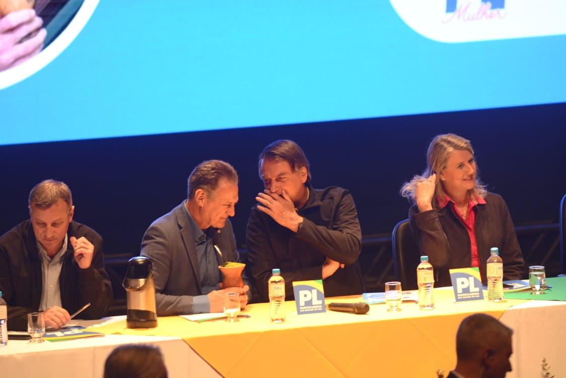 Jair Bolsonaro conversa com o presidente do PL no RS, Giovani Cherini