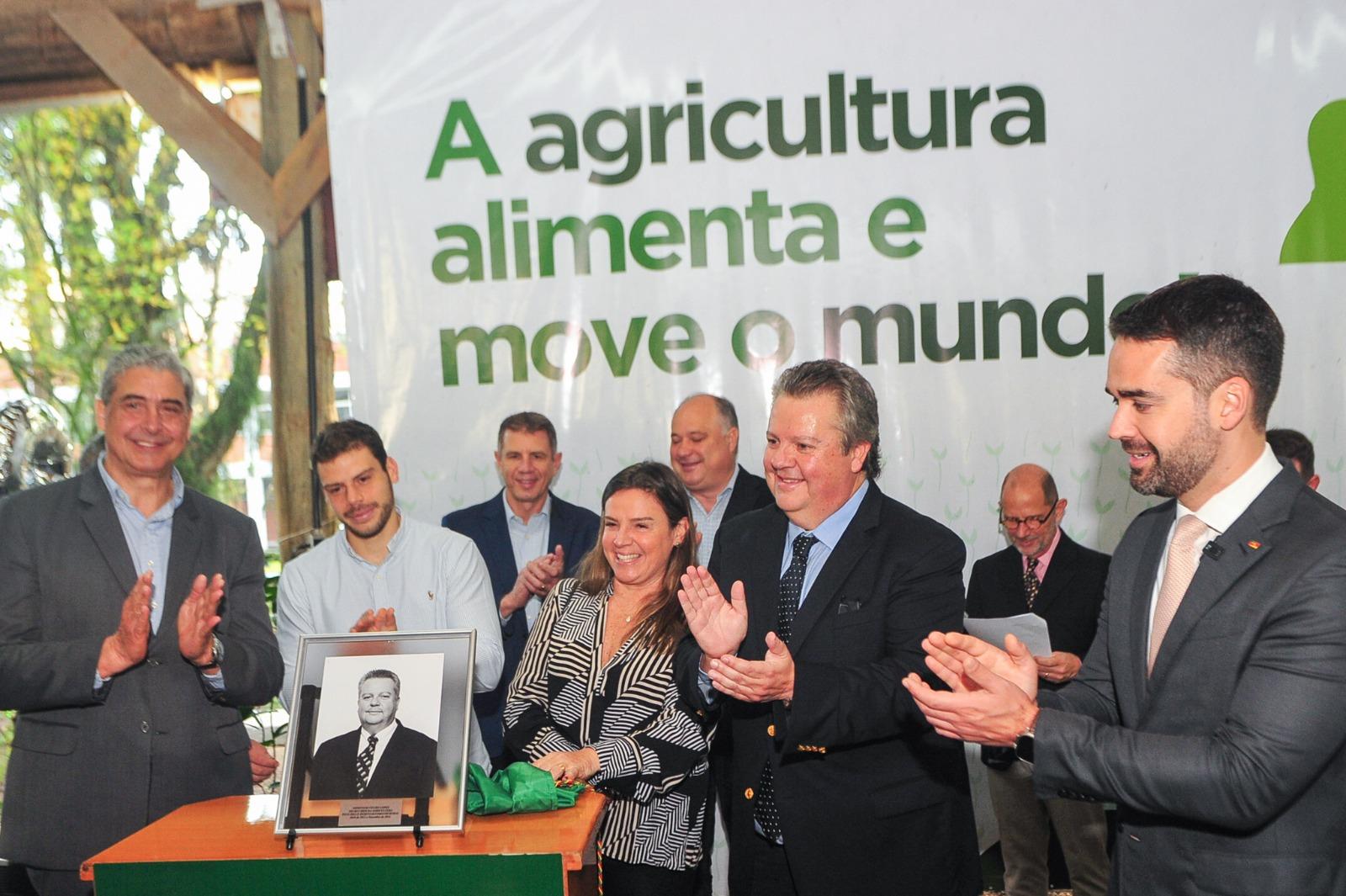 Governador Leite (D) prestigiou homenagem a Lopes, que cumpriu miss&atilde;o no governo do Estado de abril de 2022 at&eacute; a transi&ccedil;&atilde;o do novo governo