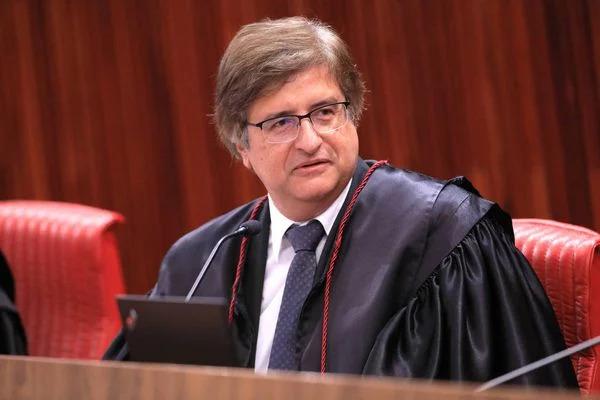 Colegas de trabalho o descrevem como conservador 