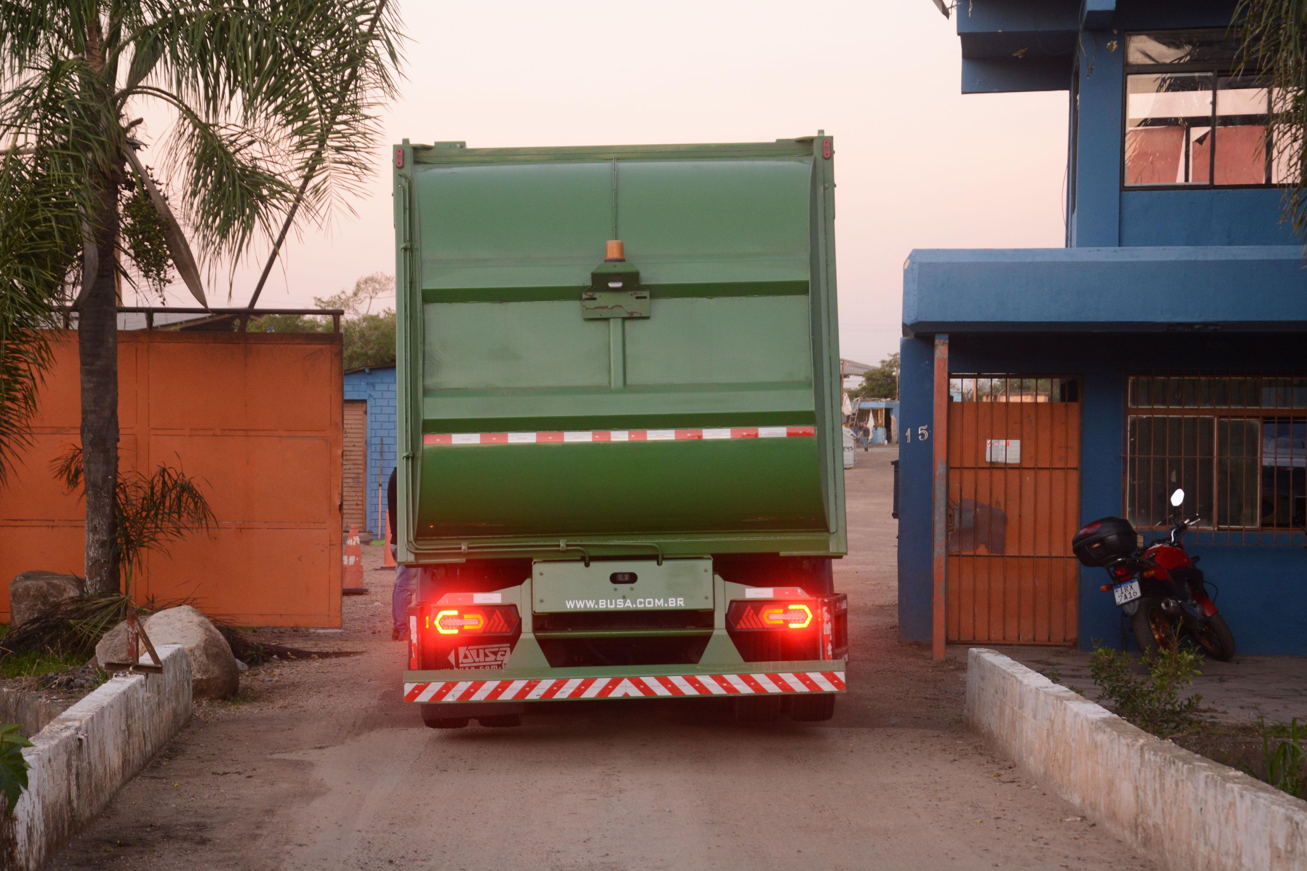 Caminh&atilde;o sem placas circulava pela zona Norte at&eacute; a garagem do cons&oacute;rcio.