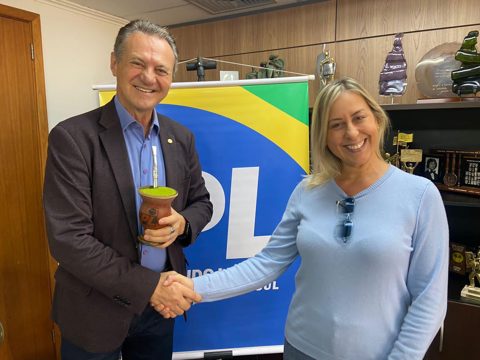 Giovani Cherini, presidente estadual do PL, recebeu Fernanda Barth para divulgar a sua filia&ccedil;&atilde;o