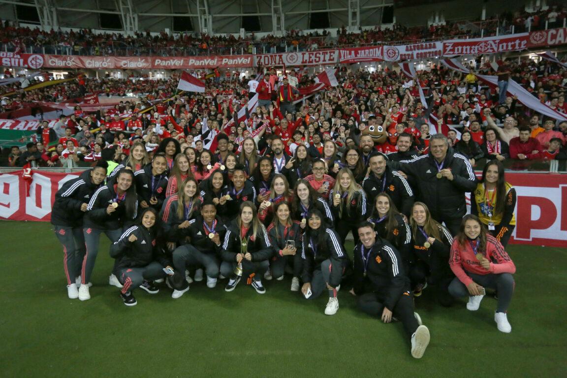 Gurias coloradas s&atilde;o as &uacute;nicas campe&atilde;s sub-20