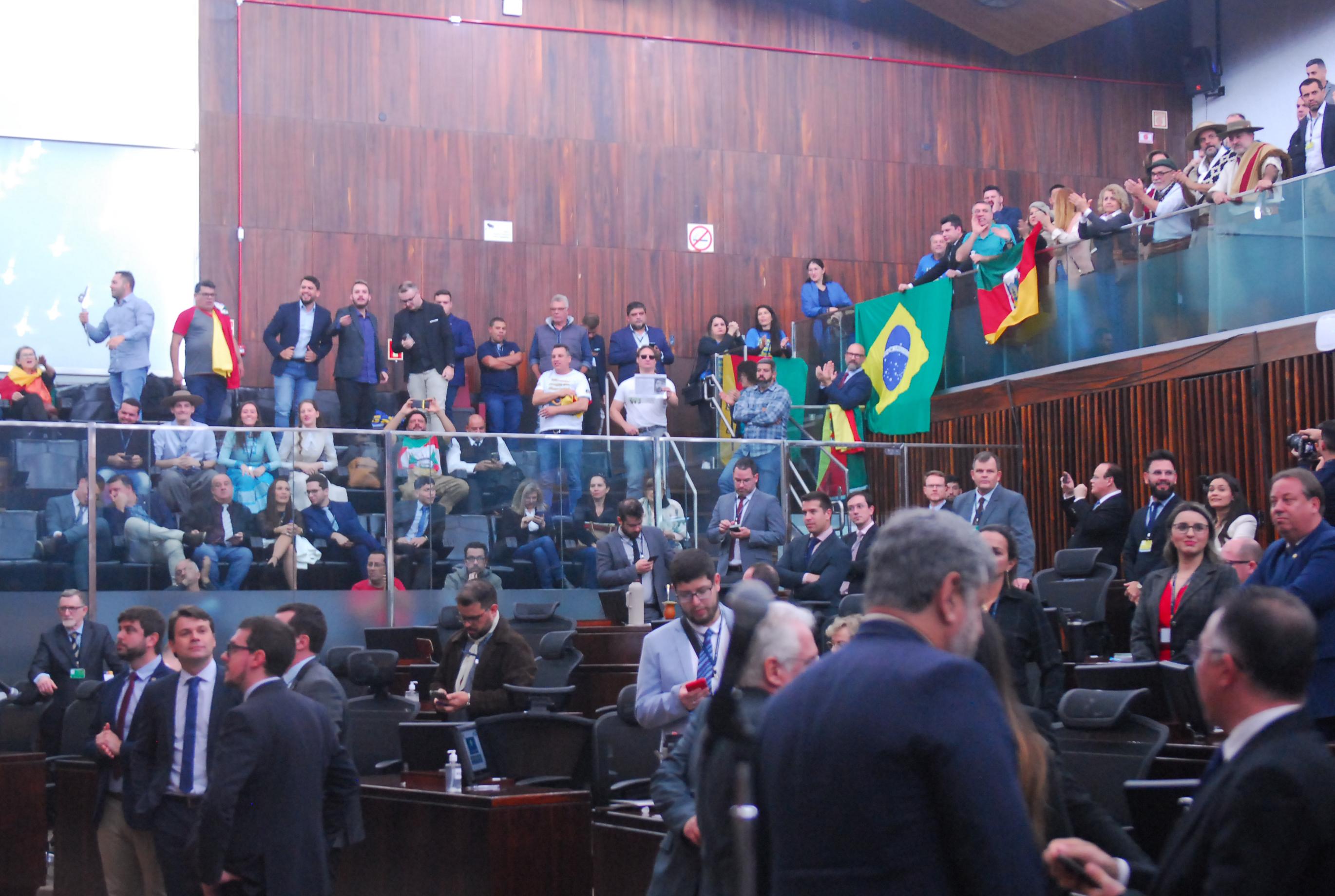 Proposta ser&aacute; retomada na pr&oacute;xima sess&atilde;o, &uacute;ltima antes do recesso parlamentar