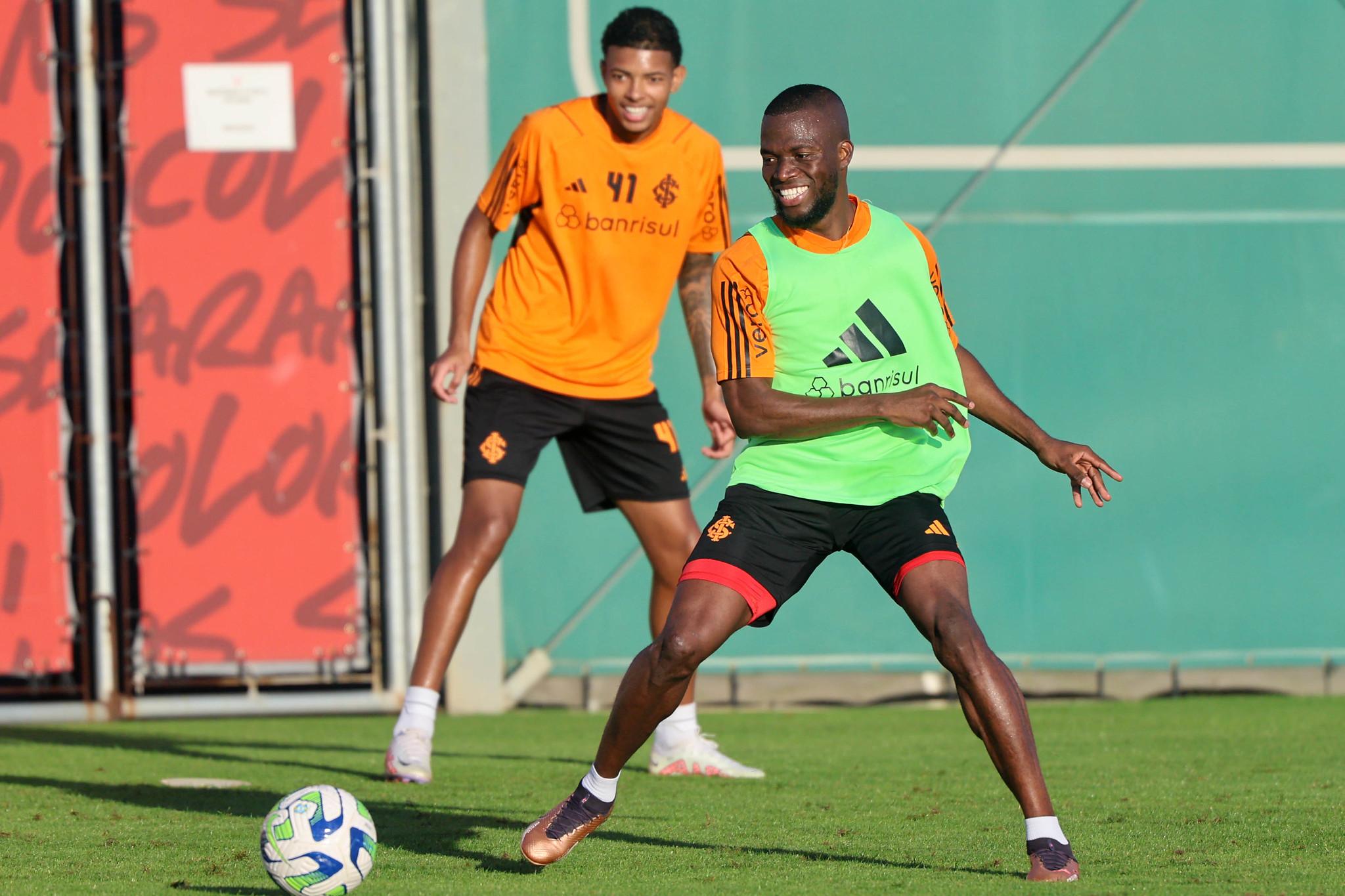 Enner j&aacute; treina com o grupo h&aacute; uma semana e pode estrear no domingo, contra o Fluminense