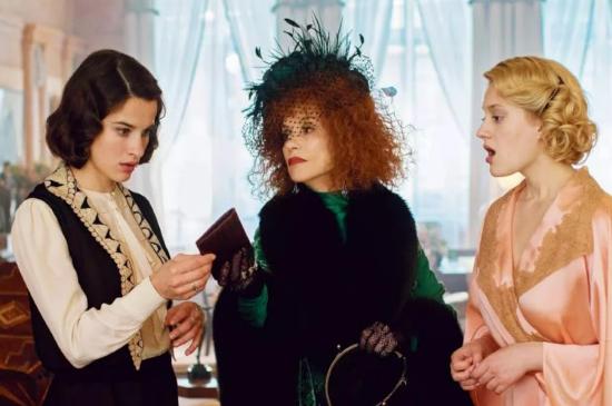 A inexperiente advogada Pauline (E) decide defender a melhor amiga, Madeleine, acusada de ter assassinado um importante produtor cinematogr&aacute;fico e recebem