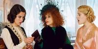 A inexperiente advogada Pauline (E) decide defender a melhor amiga, Madeleine, acusada de ter assassinado um importante produtor cinematográfico e recebem